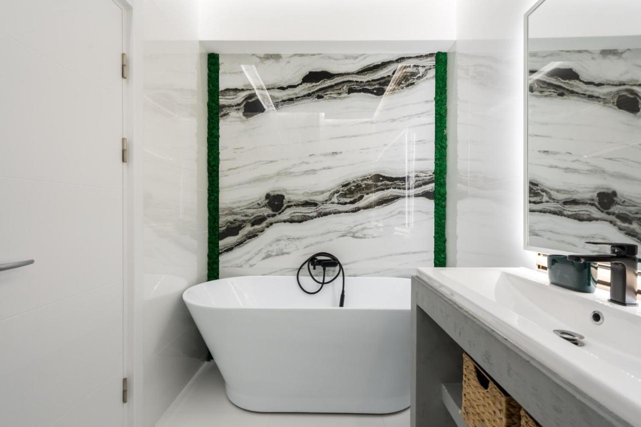 Jungle Escape - Luxe 1-Br Haven In Bucharest Apartman Kültér fotó
