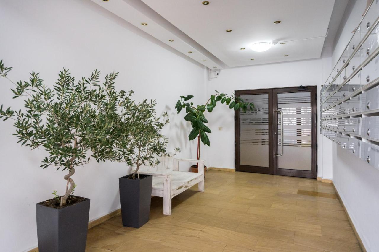 Jungle Escape - Luxe 1-Br Haven In Bucharest Apartman Kültér fotó