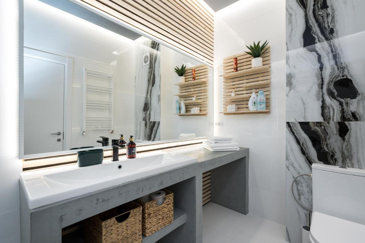 Jungle Escape - Luxe 1-Br Haven In Bucharest Apartman Kültér fotó